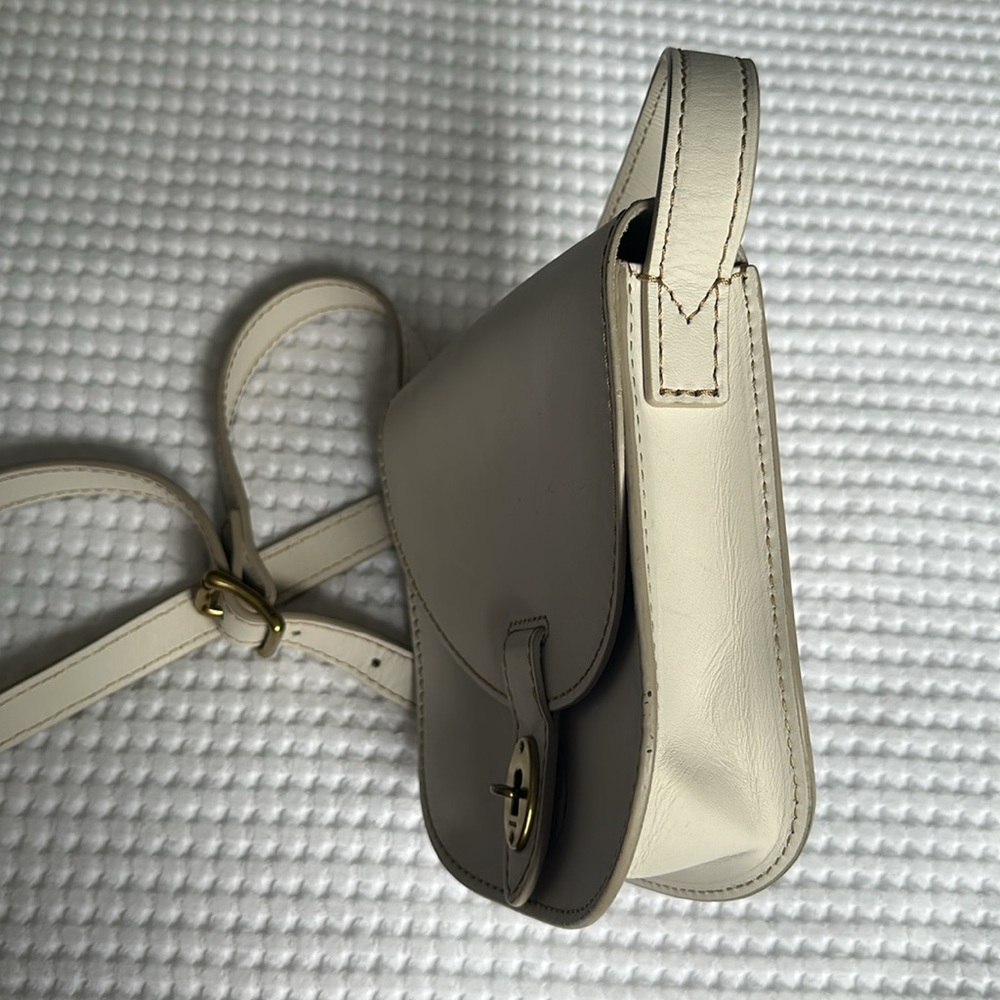 Fossil Leather crossbody / saddle bag. - Picture 4 of 7
